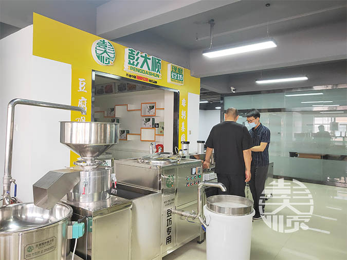三门峡客户选择凯发k8国际(中国)官方网站·一触即发全自动豆腐机，准备转行